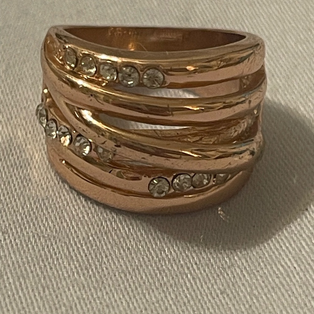 Elegant Rose Gold-Tone Ring with Crystal Accents‎